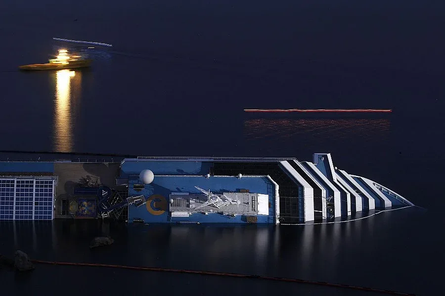 Мaзно петно до "Коста Конкордия" паникьоса Италия