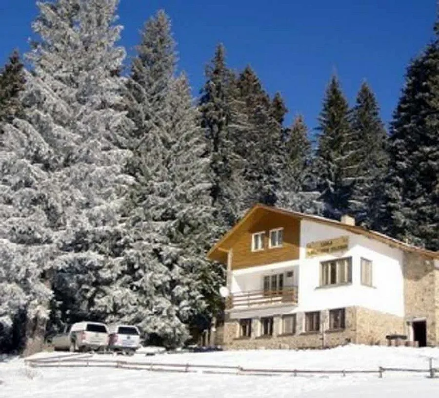 Спасиха с ратрак закъсали в хижа