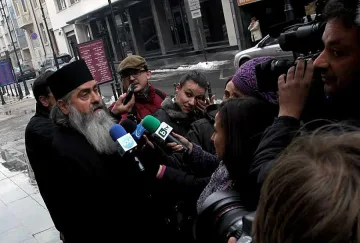 Владици бранят попове с пагони