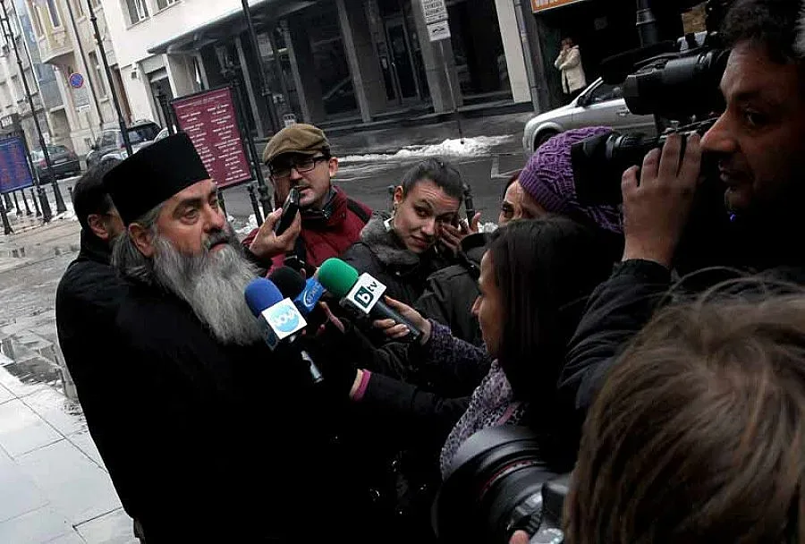 Владици бранят попове с пагони