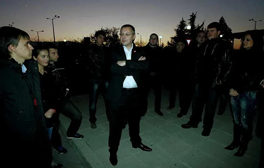 Станишев поиска оставката на Бъсеску