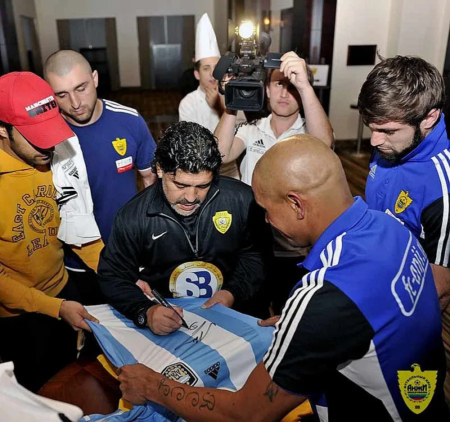 Марадона гостува на "Анжи"