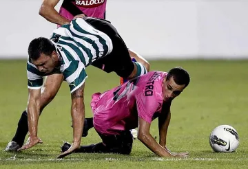 Гавра с Валери Божинов, пеят му: Ти си говедо! (ВИДЕО)