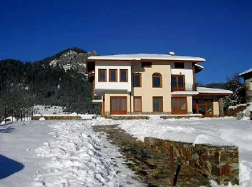 22-ма туристи бедстват пети ден в хижа в Родопите  