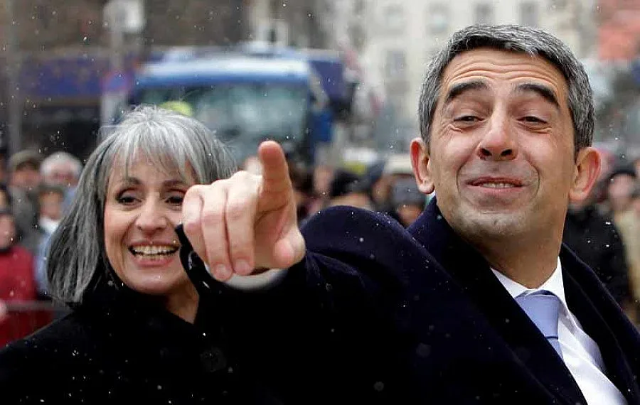 Търсят служебна дама за президента