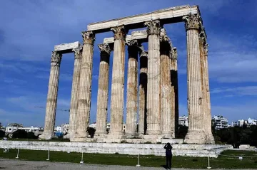 Гърците се спасяват на село