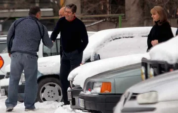 Първанови пренасят куфари в "Красна поляна"