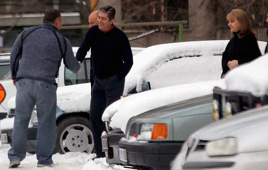 Първанови пренасят куфари в "Красна поляна"