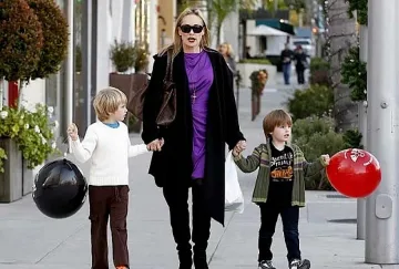 Шарън Стоун живее с двама мъже