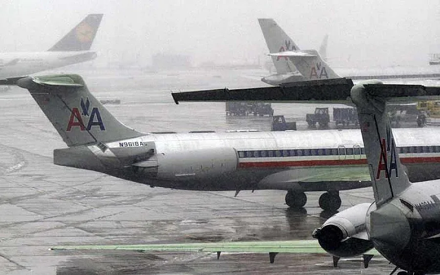 Снежна буря скова летището в Чикаго