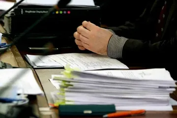 Следят чиновниците с чип