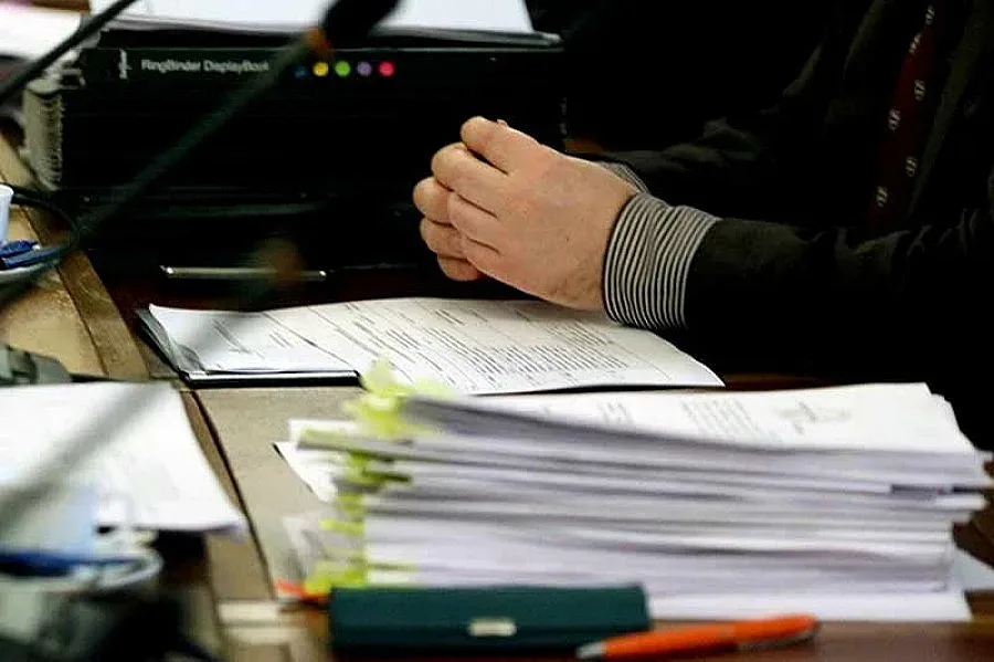 Следят чиновниците с чип