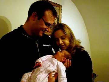 Димитър Стоянов върти умело биберона на Капка