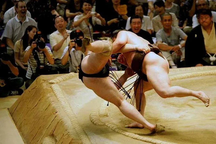 Котоошу повали Великия шампион Хакухо