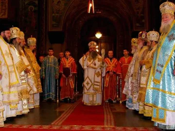 Народът избяга от църквите