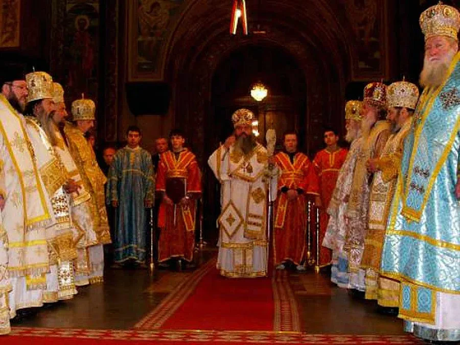 Народът избяга от църквите