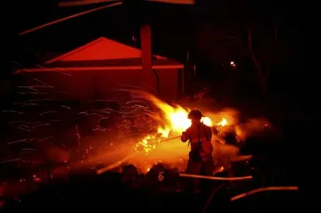 Евакуираха 10 000 американци заради пожар