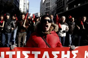 Нови протести в Атина, свиха пистолета на полицай
