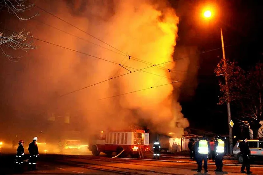 Пожар изпепели бараки в София, роми вдигат бунт