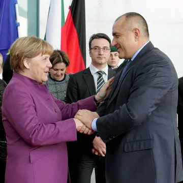 Меркел ни хвали, но не обещава