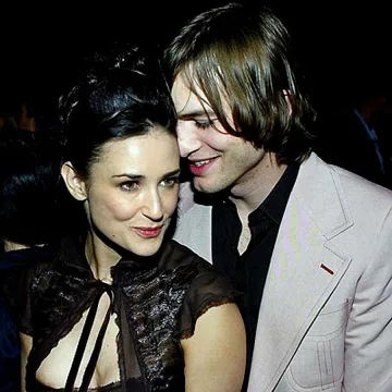 Деми описва изневерите на Ащън