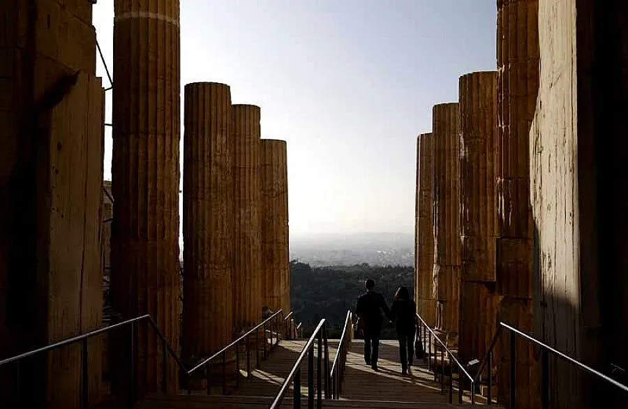 Гърция дава под наем Акропола за 1600 евро 