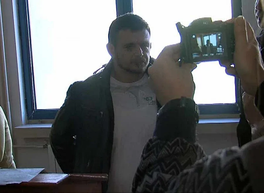 Затворник застана пред съда със зашито око