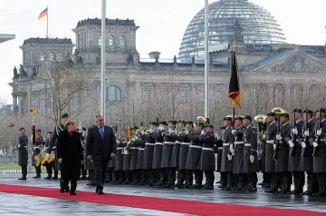 Меркел посрещна Бойко с химна