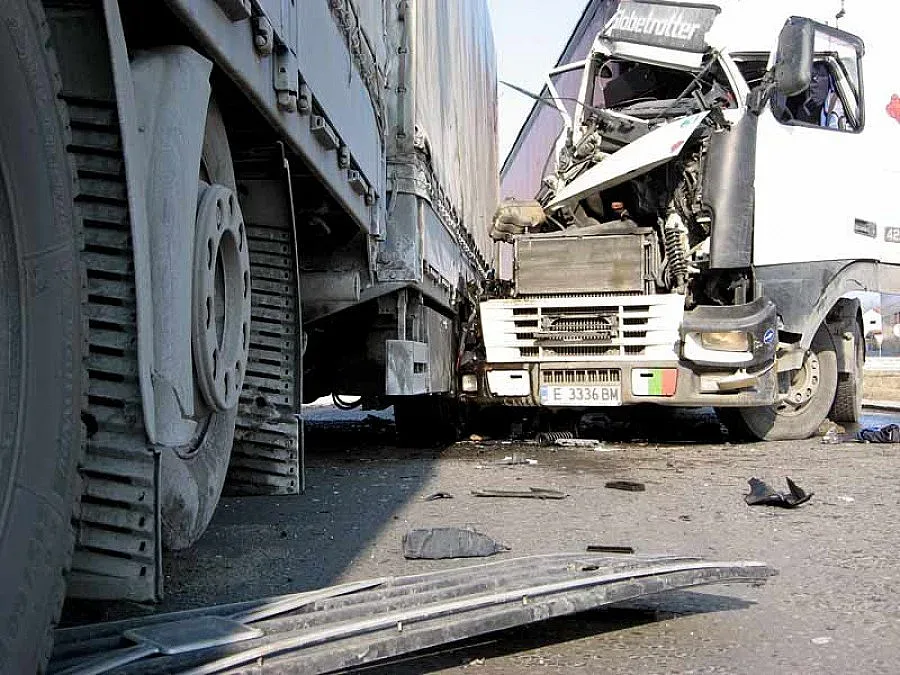 Два ТИР-а се помляха на Дунав мост