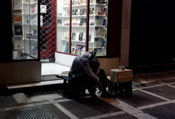 Бездомници заливат улиците на Гърция