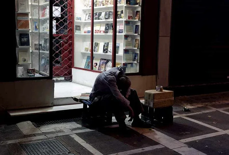 Бездомници заливат улиците на Гърция