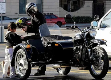 Брад Пит подкара съветски мотор с кош