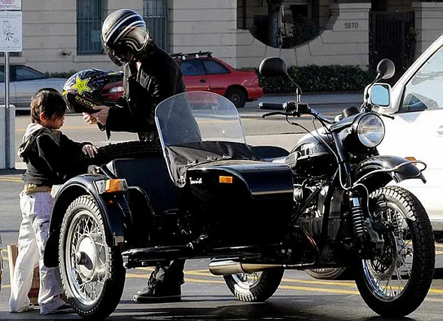 Брад Пит подкара съветски мотор с кош