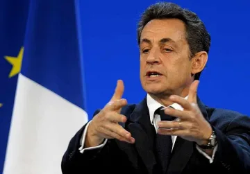 Сарко преговаря със синдикати и бизнес за кризата