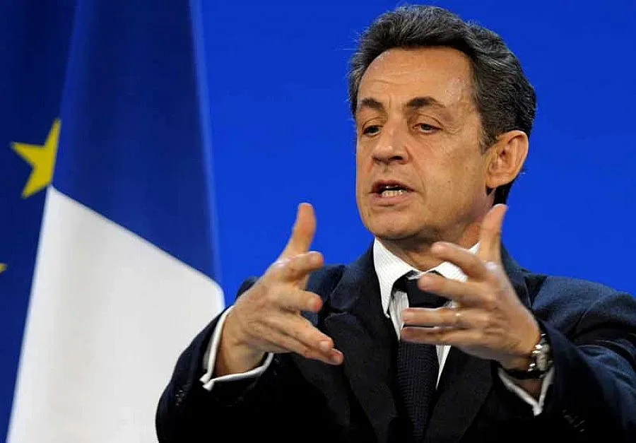 Сарко преговаря със синдикати и бизнес за кризата