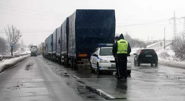 Спират тировете на АМ "Хемус" към София
