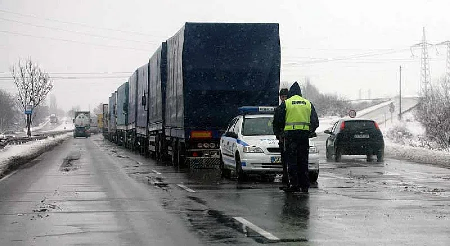 Спират тировете на АМ "Хемус" към София