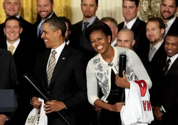 Протестиращи хвърлиха димка през оградата на Белия дом  