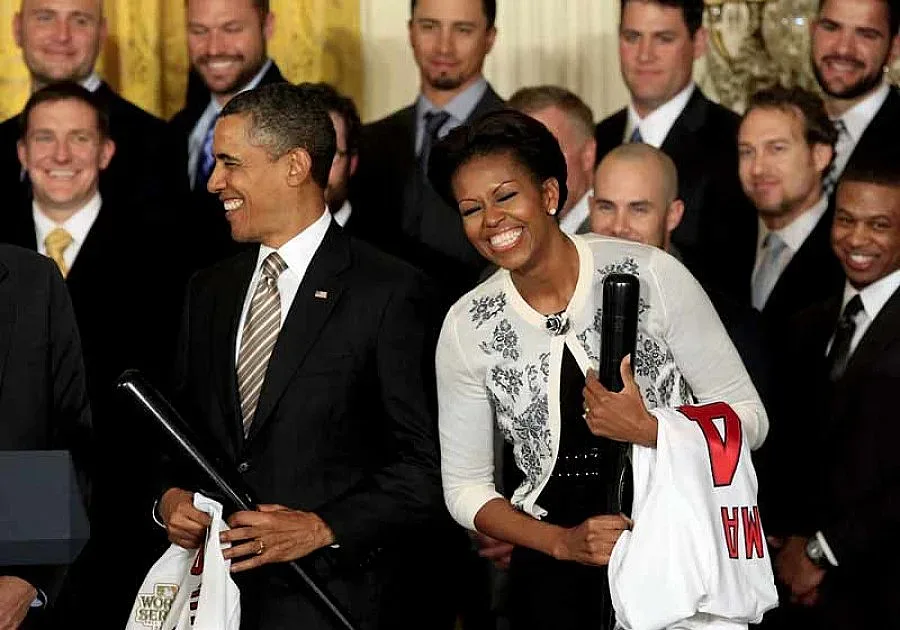 Протестиращи хвърлиха димка през оградата на Белия дом  