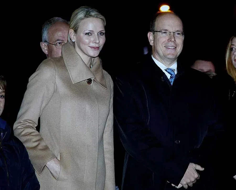 Принц Албер каца на червен килим