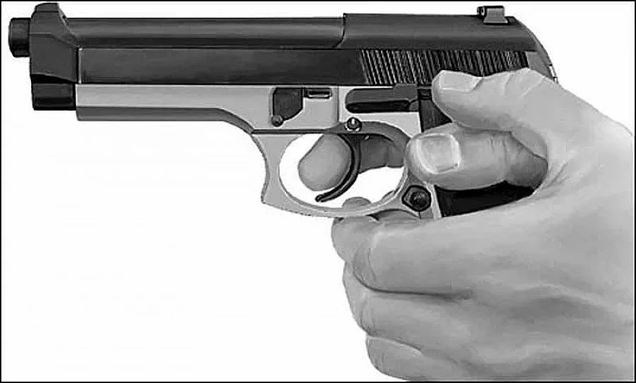 Чочо извадил пистолета от личния си сейф