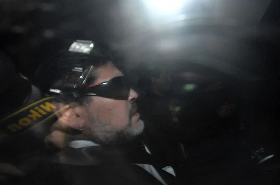 Изписаха Марадона от болницата в Абу Даби след успешна операция