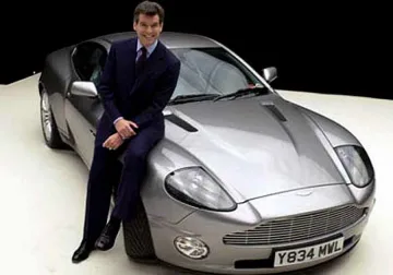 Новият Джеймс Бонд отново с легендарния "Астън-Мартин"