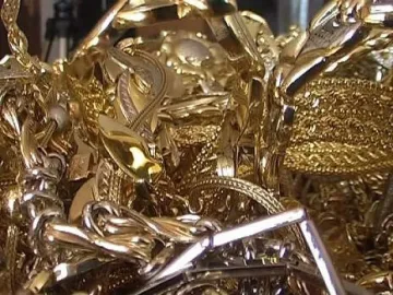 Затворници в полицейски униформи грабят злато и пари 