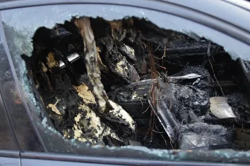 Опожариха колите на семейство полицаи