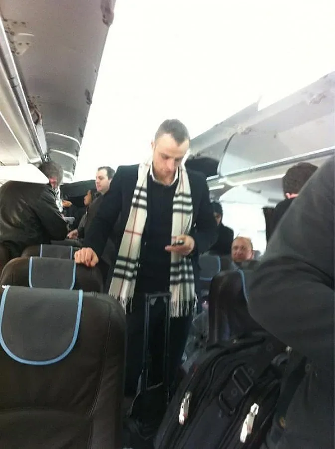 Снимат Бербатов в самолета за Германия