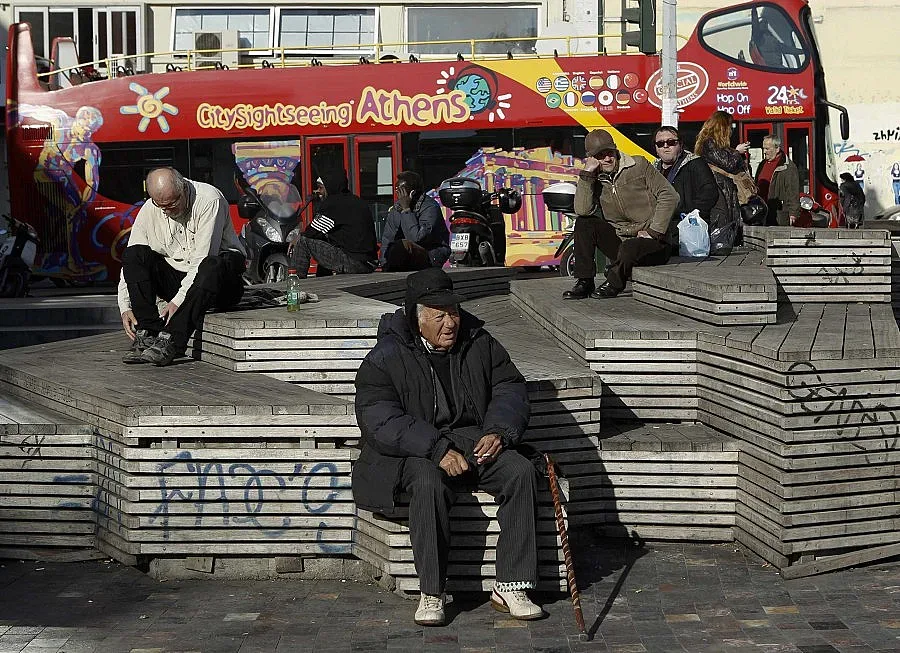 Спират тока на 20 000 гръцки семействa