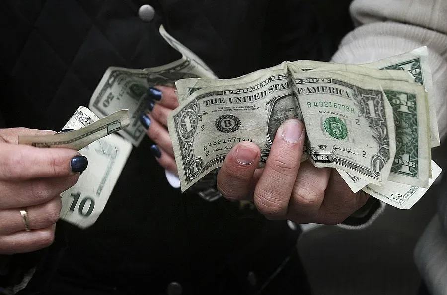 Спипаха граничар с подкуп