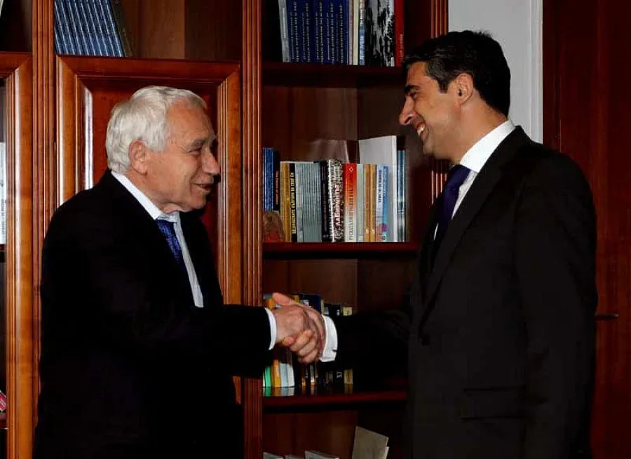 Желев към Плевнелиев: Почва се със салата и ракия 