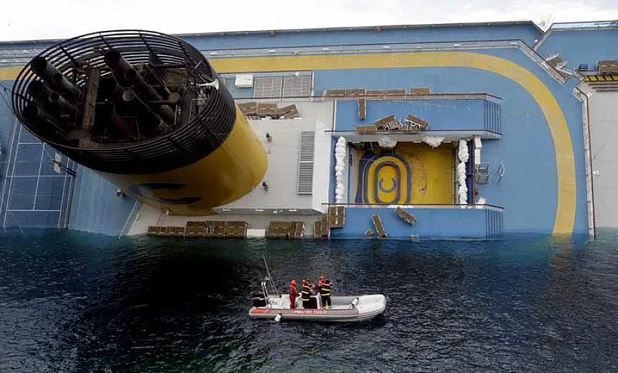 Танцьорка на "Титаник 2" била блокирана в кутия за фокуси